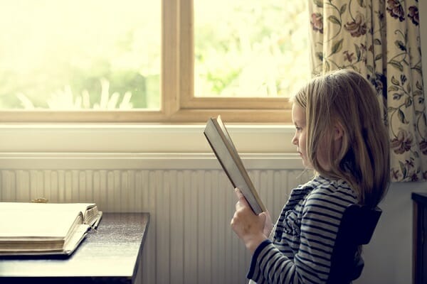 petite fille qui lit storytelling